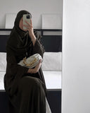 Aisha Abaya con hijab en caqui