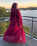 Aisha Abaya con hijab en granate