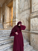 Aisha Abaya con hijab en granate