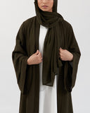 Aisha Abaya con hijab en caqui