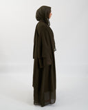 Aisha Abaya con hijab en caqui