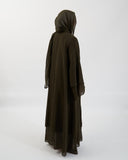 Aisha Abaya con hijab en caqui