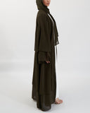 Aisha Abaya con hijab en caqui