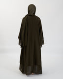 Aisha Abaya con hijab en caqui