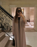 Aisha Abaya con hijab